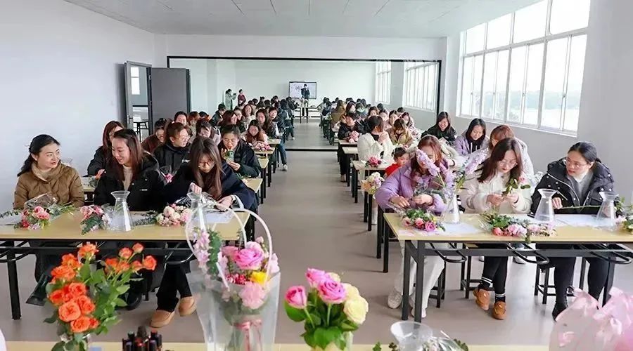 花开十里，美丽如你 | 尊龙凯时人生就是搏储能举办三八妇女节艺术DIY活动