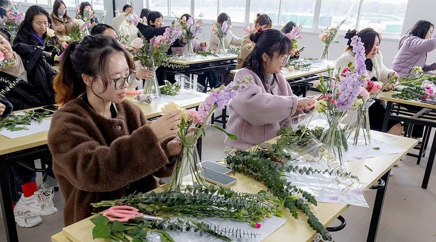 花开十里，美丽如你 | 尊龙凯时人生就是搏储能举办三八妇女节艺术DIY活动